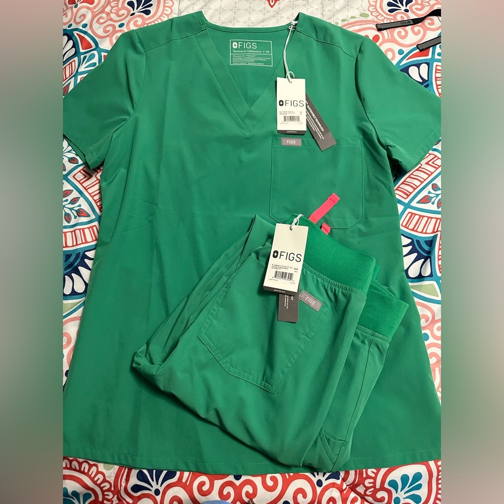 Fig’s safety green set
